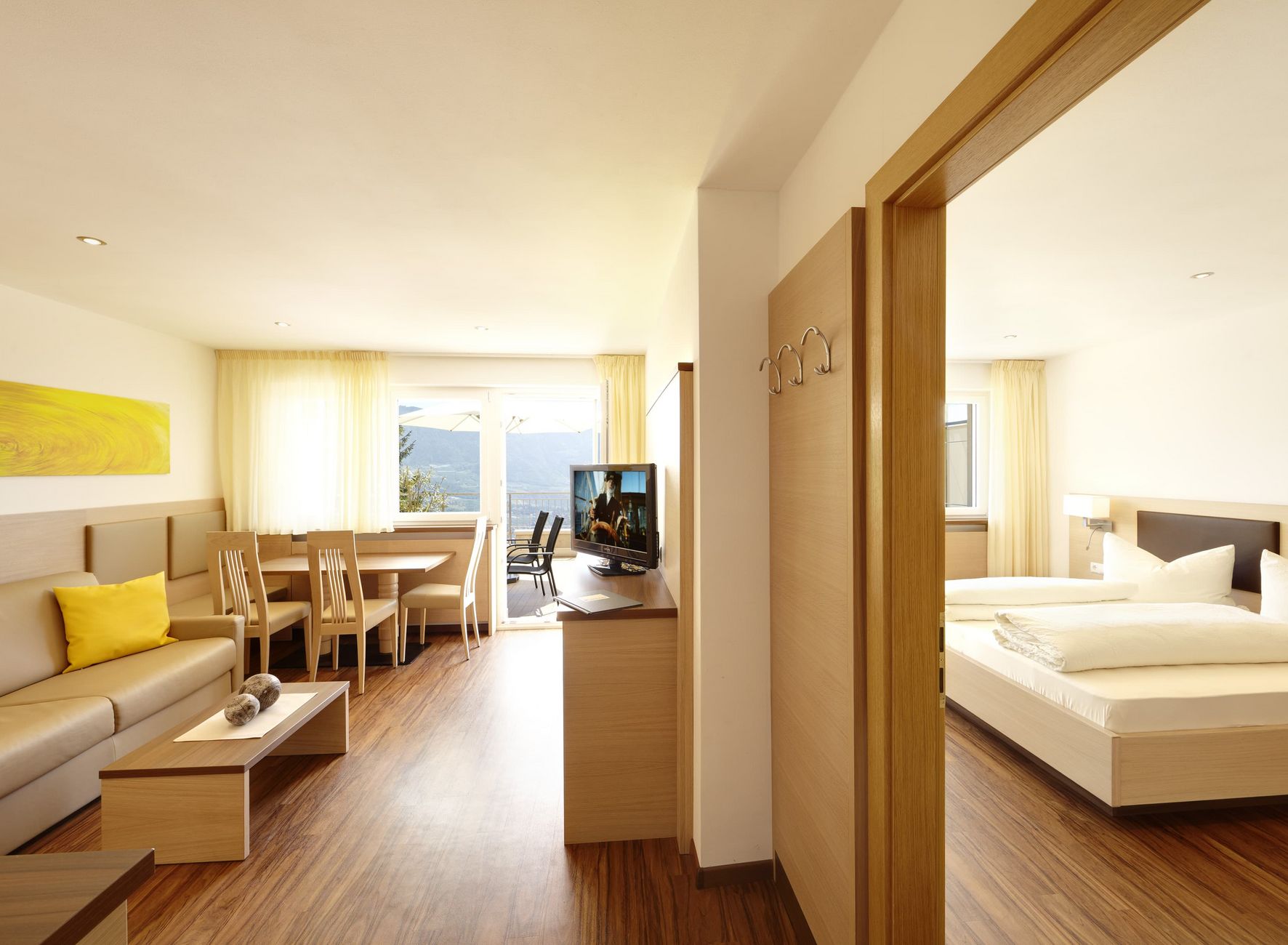 Wohnen in den familienfreundlichen Ferienwohnungen in der Residence Lechner Residence Dorf Tirol Lechner Wohnen Ferienwohnungen Familienurlaub